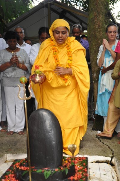 Swami Jai Sathya doing Shiv Abhishekam by visham