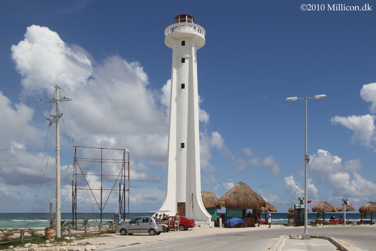 Mahahual Lighthouse by millicon