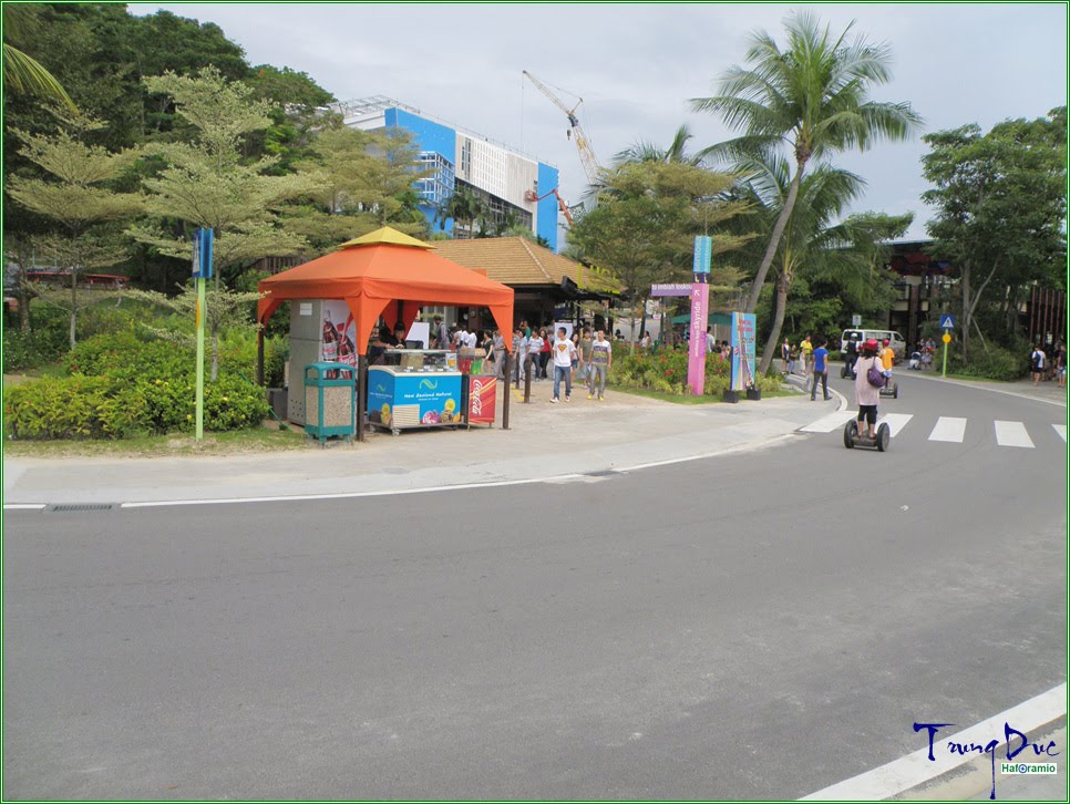 Siloso beach walk by Trung Đức