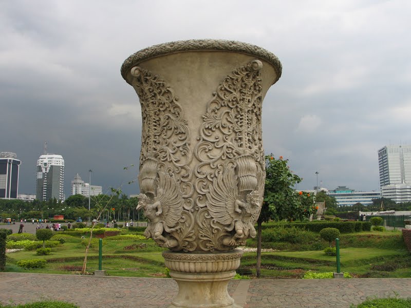 Vase of the Monas 雅加达纪念碑前花瓶雕塑 by sevenchen