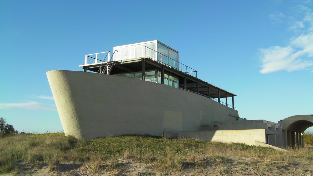 Barco en la arena(playa de Pinedo) by Alejandro Luis Carreras