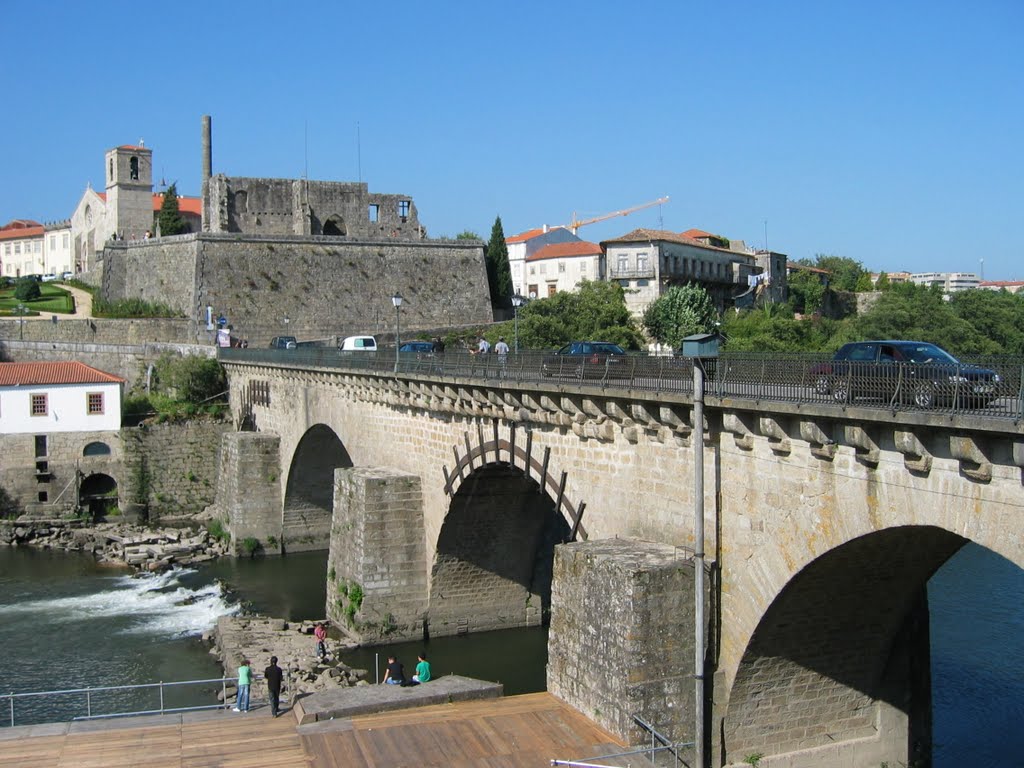 Barcelos (Ponte Medieval sobre o Rio Cávado) by Álvaro Nunes