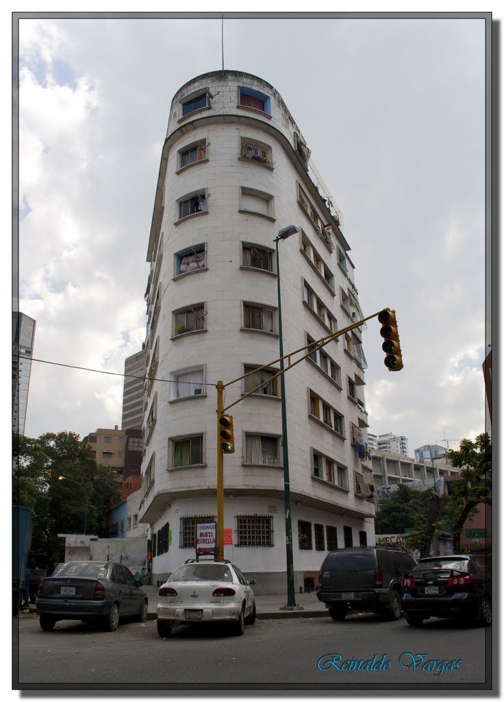 Edificio Valderey en la Calle El Parque by Vargas Reinaldo