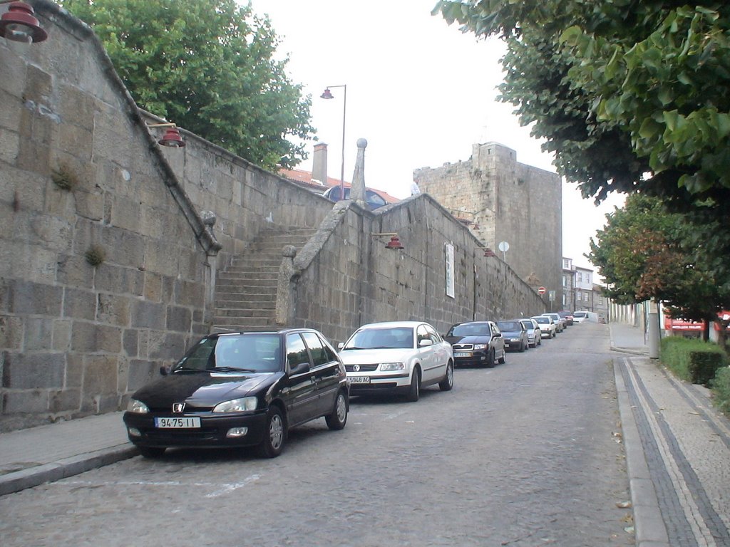 Muralha e Torre dos Ferreiros (Largo Frei Pedro) by Jose Santos Silva