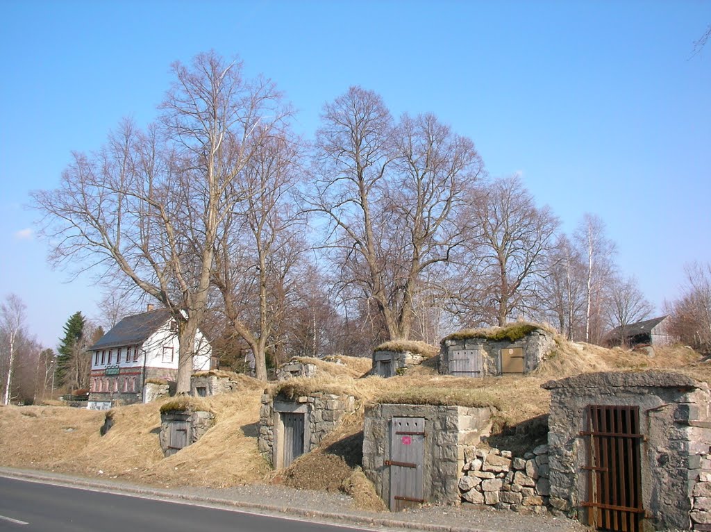 Historische Kartoffelkeller am Ortseingang in WEISSENSTADT, April 2006 by ReinhardKlenke