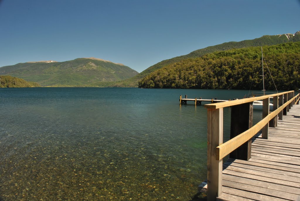 Muelle Lago Nonthue by Damian Suraci