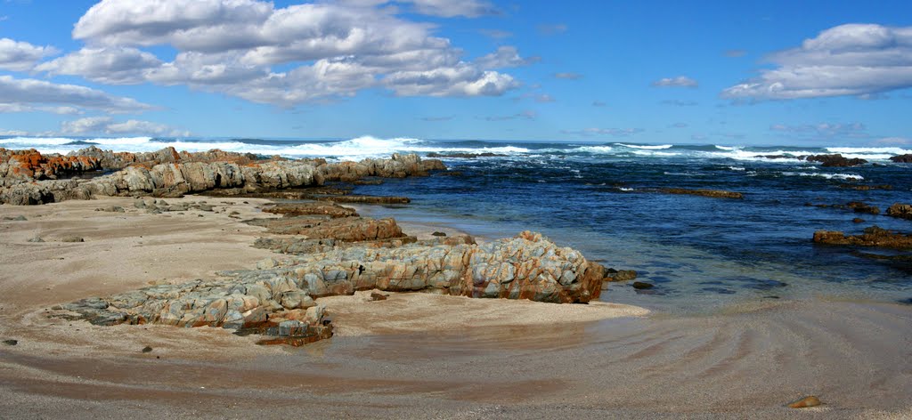 Stilbaai Skulpiesbaai by B. van Zyl