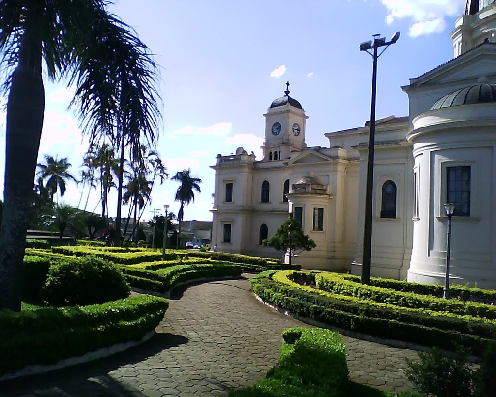 PRAÇA NA LATERAL DA IGREJA MATRIZ DE BATATAIS by Aparecido Tobias