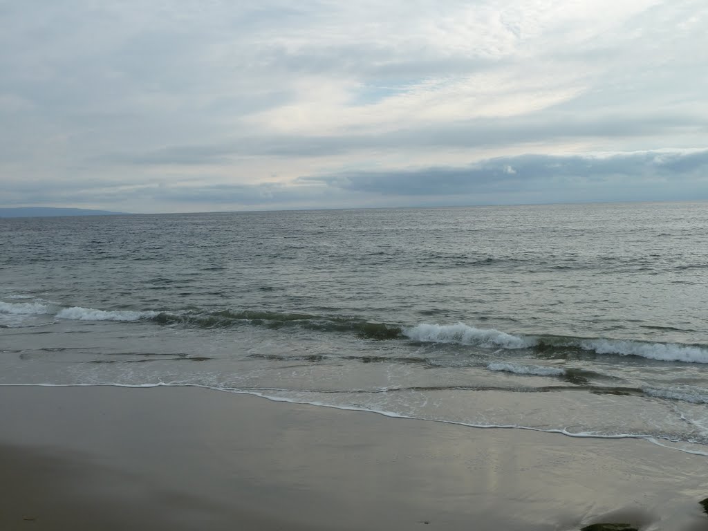 Pacific Shoreline Panorama at Will Rogers State Beach, Dec. 25, 2010 by Alan Fogelquist