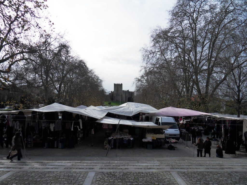 Feira em Guimarães(ao fundo o Castelo) by passeador2         e…