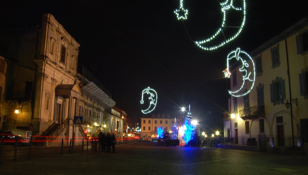 La luna in piazza by Maurizio Piazzai