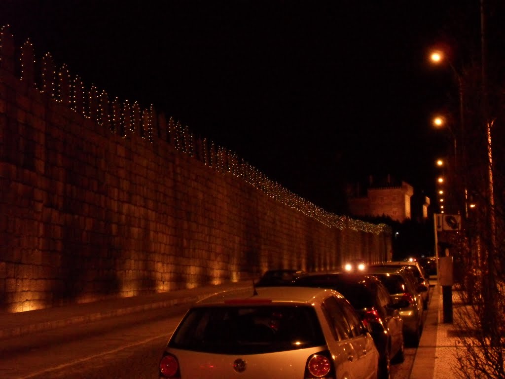 Iluminação noturna na muralha do Castelo de Guimarães by passeador2         e…