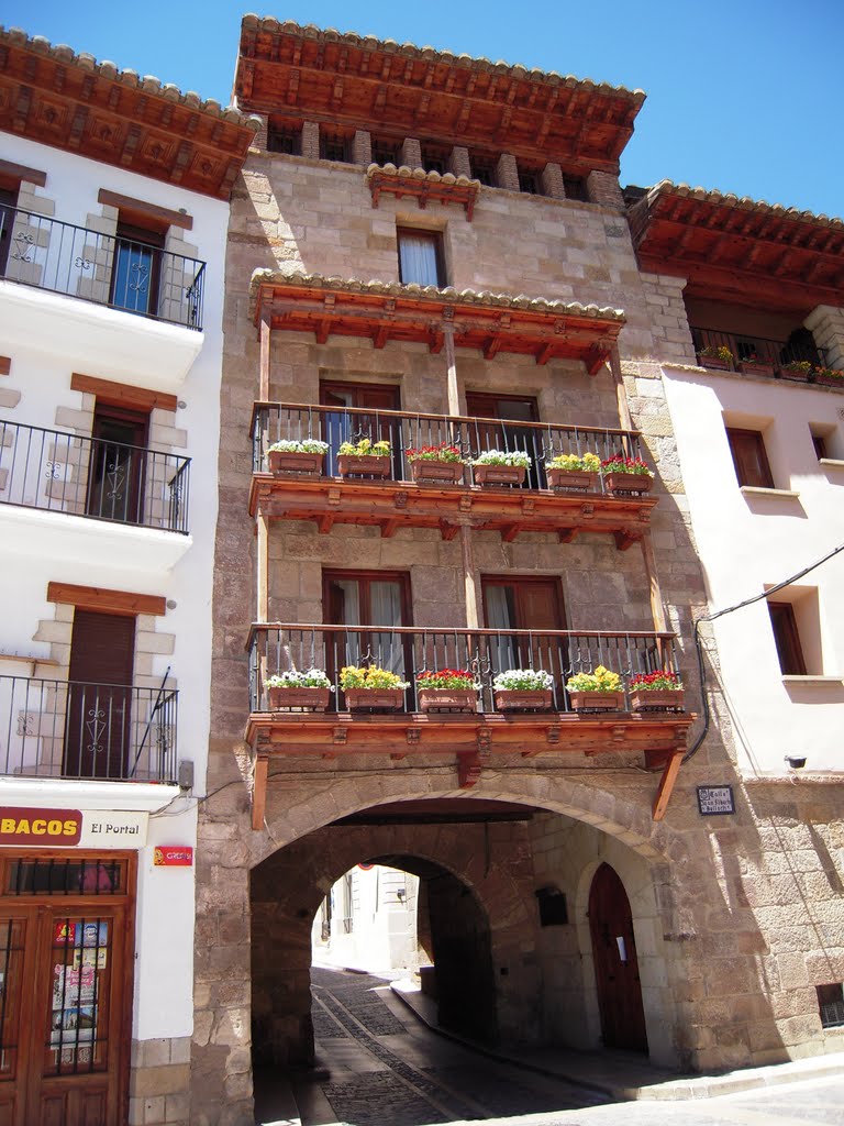 Fachada y balcones (Mora de Rubielos) by Heliodoro Villanueva