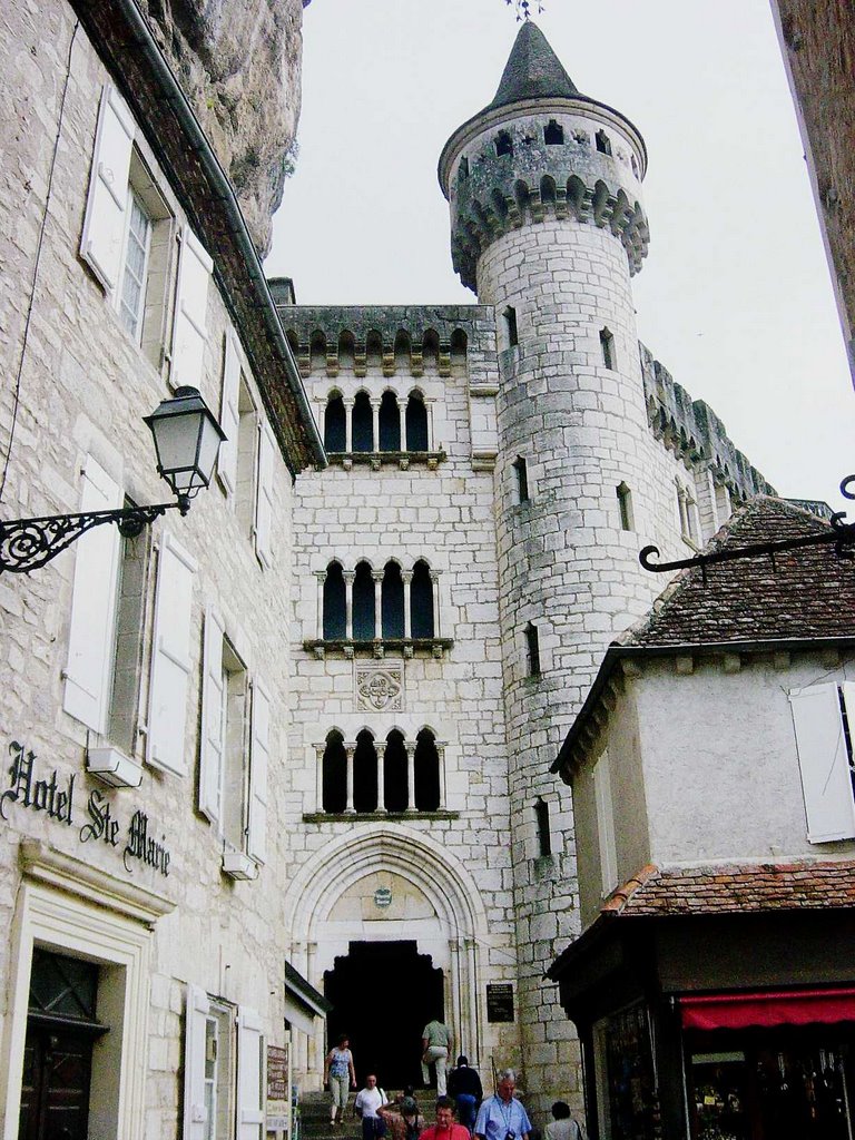 Entrada e edifício do "Santuario Notre Dame de Rocamadour" - Rocamadour - França by FAVassellucci