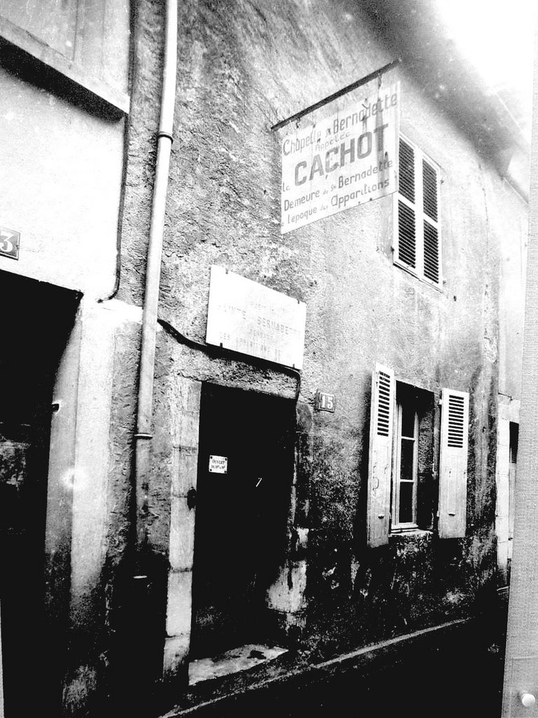 Foto da ocasião - Fachada do "Le Cachot" - Rue des Petits Fossés - antiga prisão, onde viveu (1856) Sta. Bernadette com a família Soubirous, para trabalhar, cozinhar, comer e dormir. Foi deste local que Ela saiu por 18 vezes para encontrar a Virgem Maria na Gruta de Massabielle - Lordes - França - http://www.lourdes-france.org/index.php?goto_centre=ru&contexte=fr&id=252 by FAVassellucci