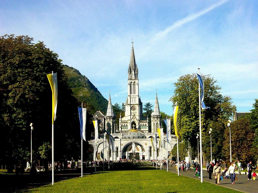 Avenidas publicas de entrada da Basílica de Nossa Senhora de Lourdes - Lourdes - França by FAVassellucci