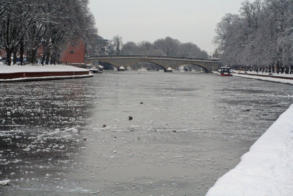 The River Avon 26/12/2010 by Robert Stephens