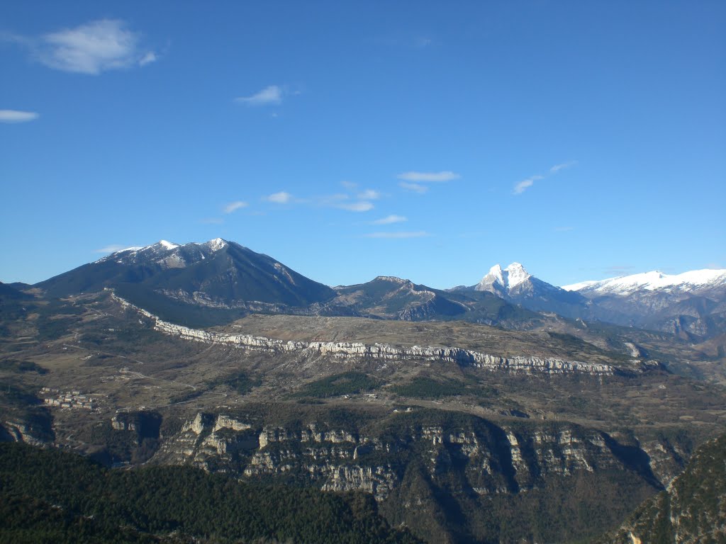 Serra d'Ensija, Pedraforca i Serra del Cadí des de la Foradada (desembre 2010) by EliziR