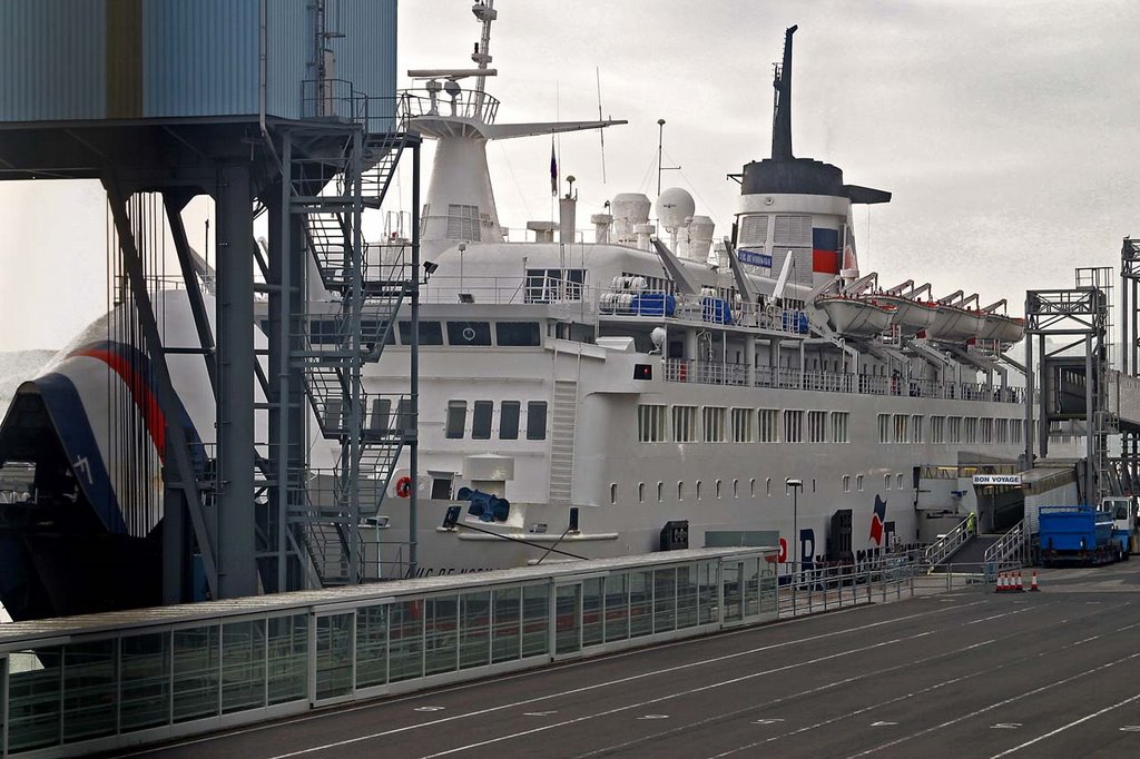 Le Duc De Normandie leaving for Roscoff by Michel P. Lalonde