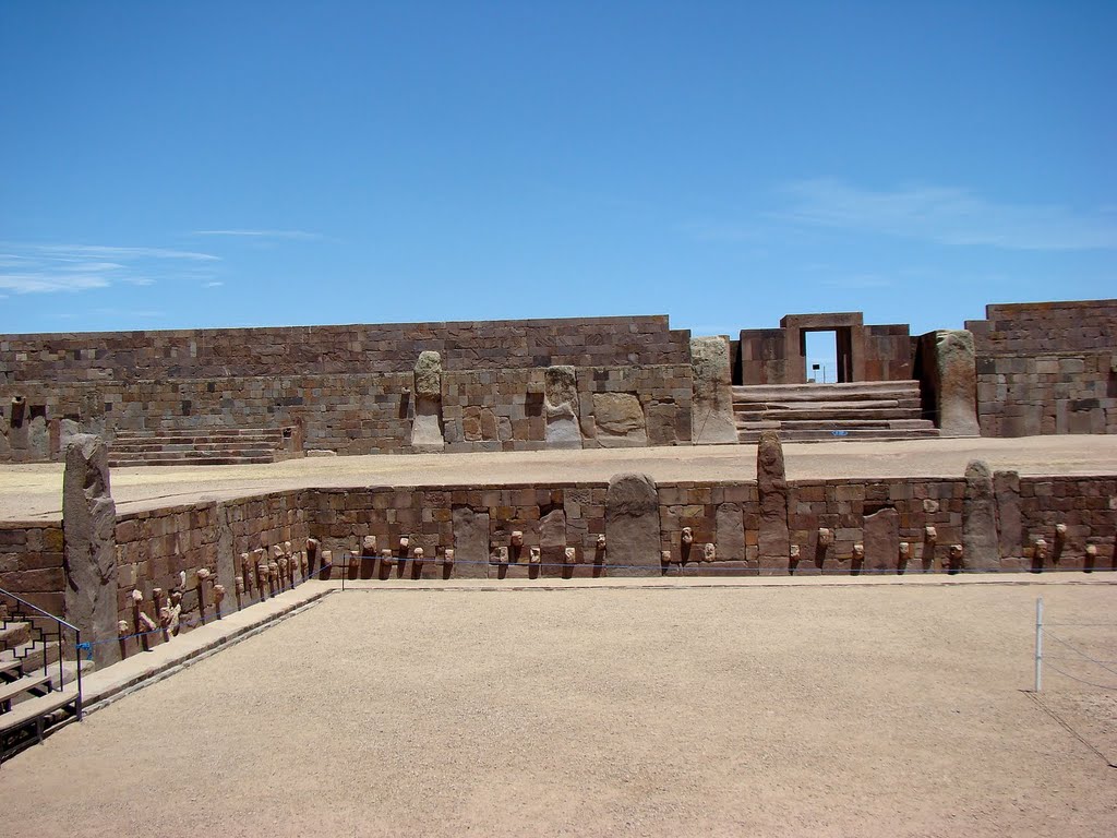 Tiahuanaco, temple semi-enterré et entrée principale du Kalasasaya by frédéric429