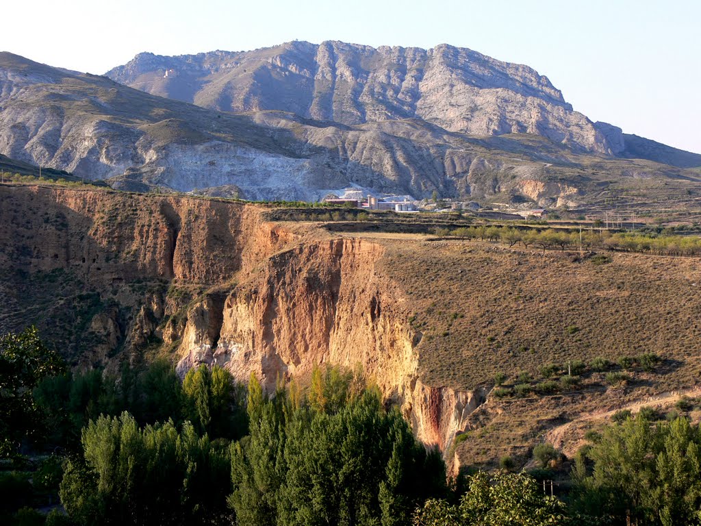 LEZA DE RÍO LEZA (Camero Viejo-La Rioja). 2008. 09. Al fondo, el monte Laturce. by Carlos Sieiro del Nido