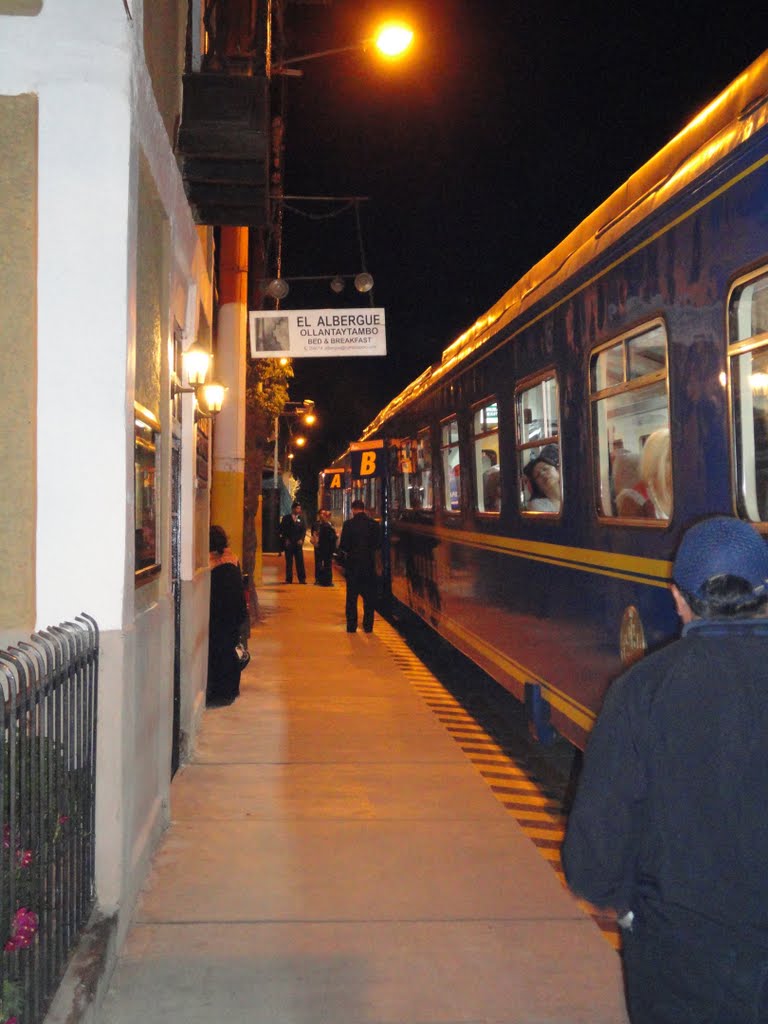 Estação de trem em Ollantaytambo, Peru by Flávio Costa