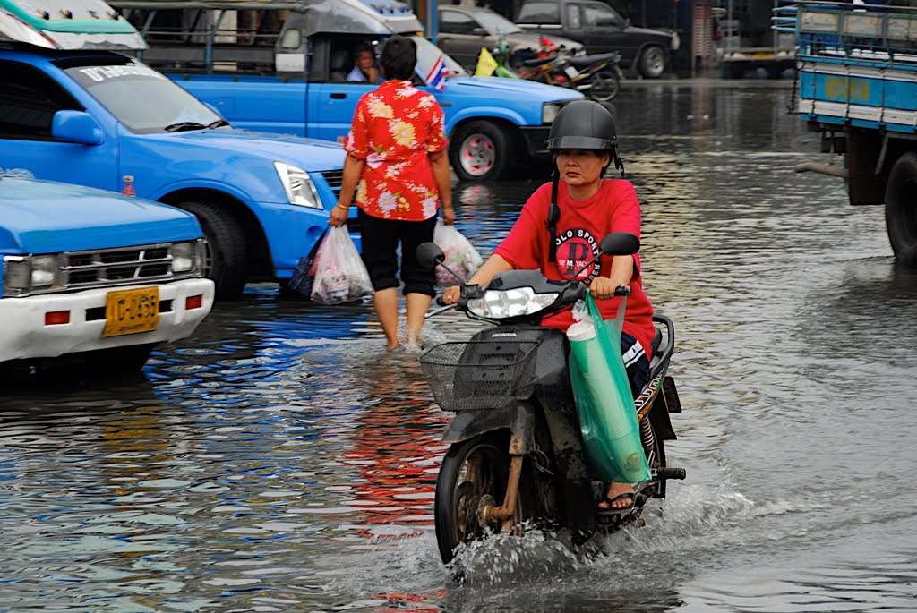 Mae Klong, Mueang Samut Songkhram District, Samut Songkhram 75000, Thailand by Frank Vanderhallen