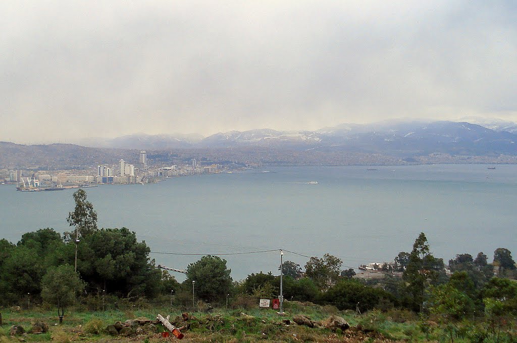 İzmir Bayraklı Cengizhan Huriye Tunçay Apartmanının Önünden karlı şehir manzarası by TANJU KORAY UCAR