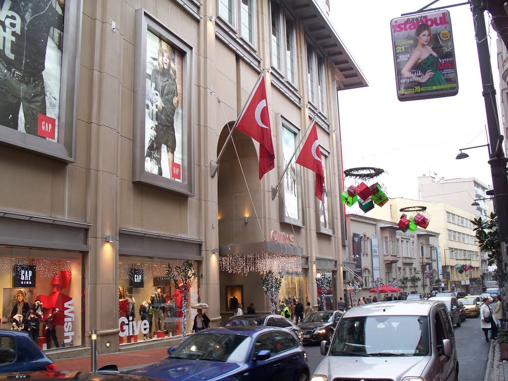 Teşvikiye Caddesi, İstanbul by Ethem Alp