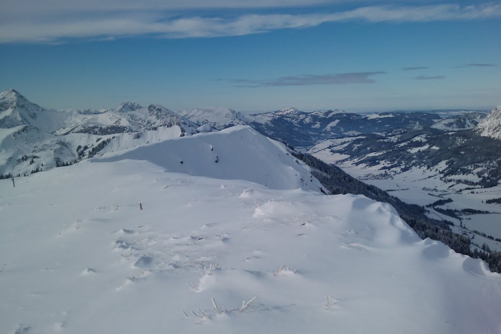 Krinnenspitze Gipfelgrat, rechts unten: Tannheimer Tal by gregor rauh