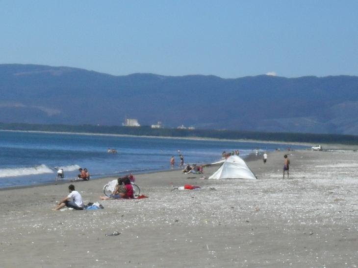 La playa de Arauco y la planta de Horcones al fondo by José Pedro Martínez