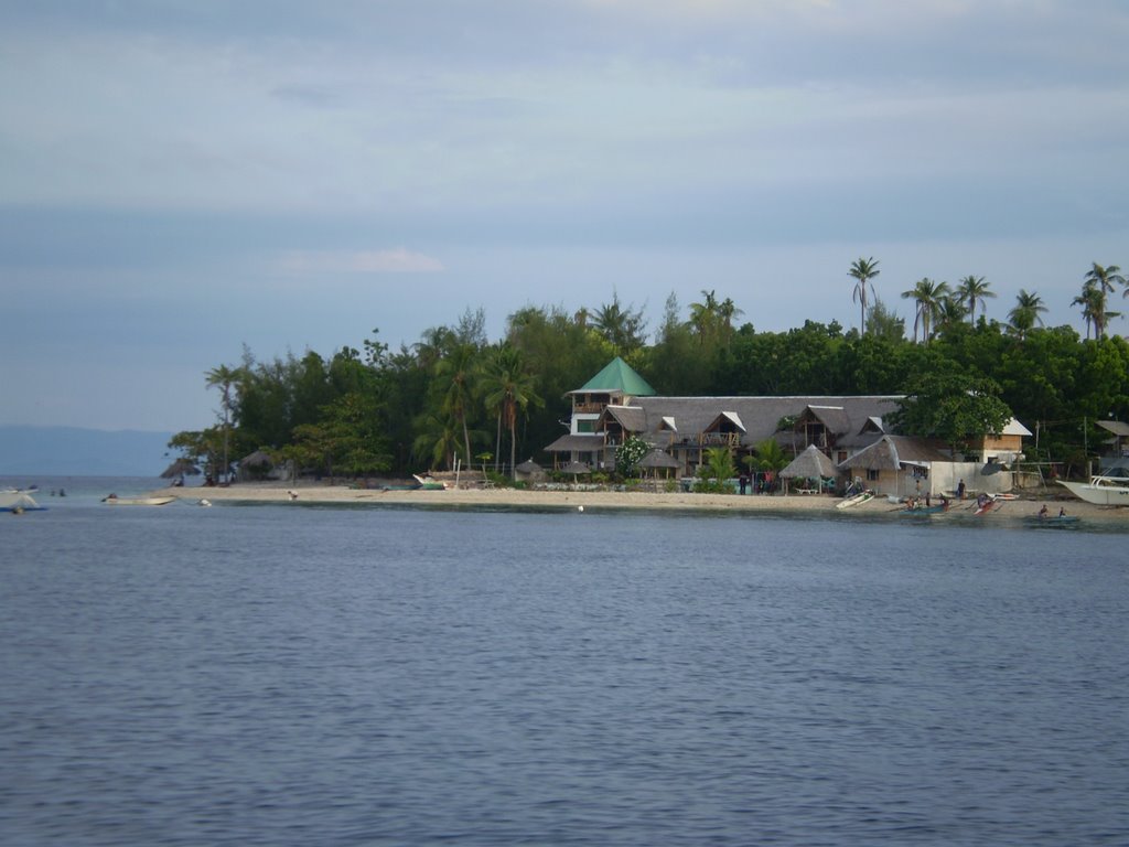 A scuba resort in the southern most tip of Cebu (NNW, Sep 2007) by Ronnie Muring