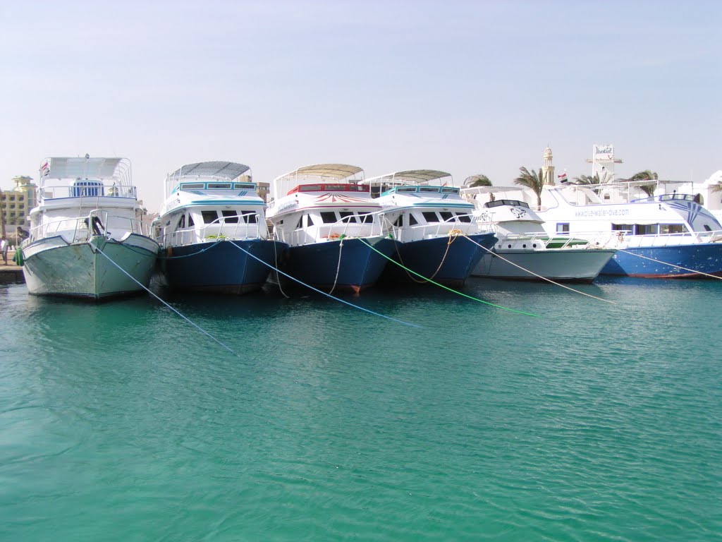 Die Tauchboote der Tauchbasis Blue Water Dive Resort by Wolfgang Gaede