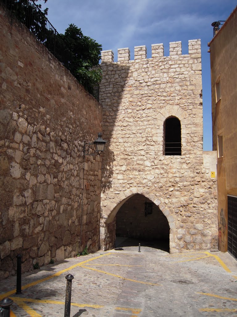 Puerta de la antigua muralla (Teruel) by Heliodoro Villanueva