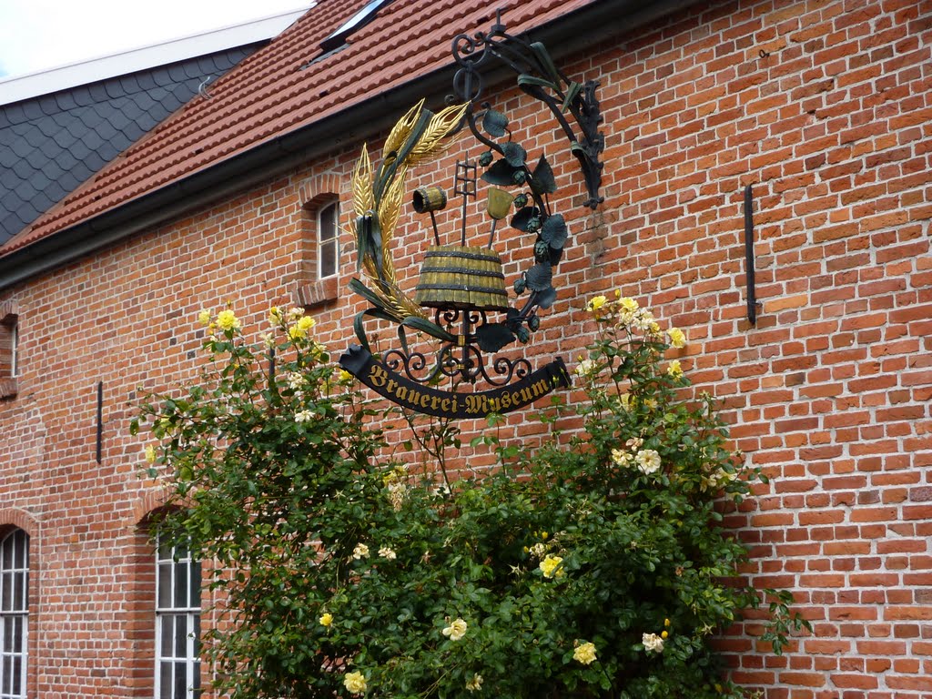 Schild am Biermuseum Jever by cordschibille