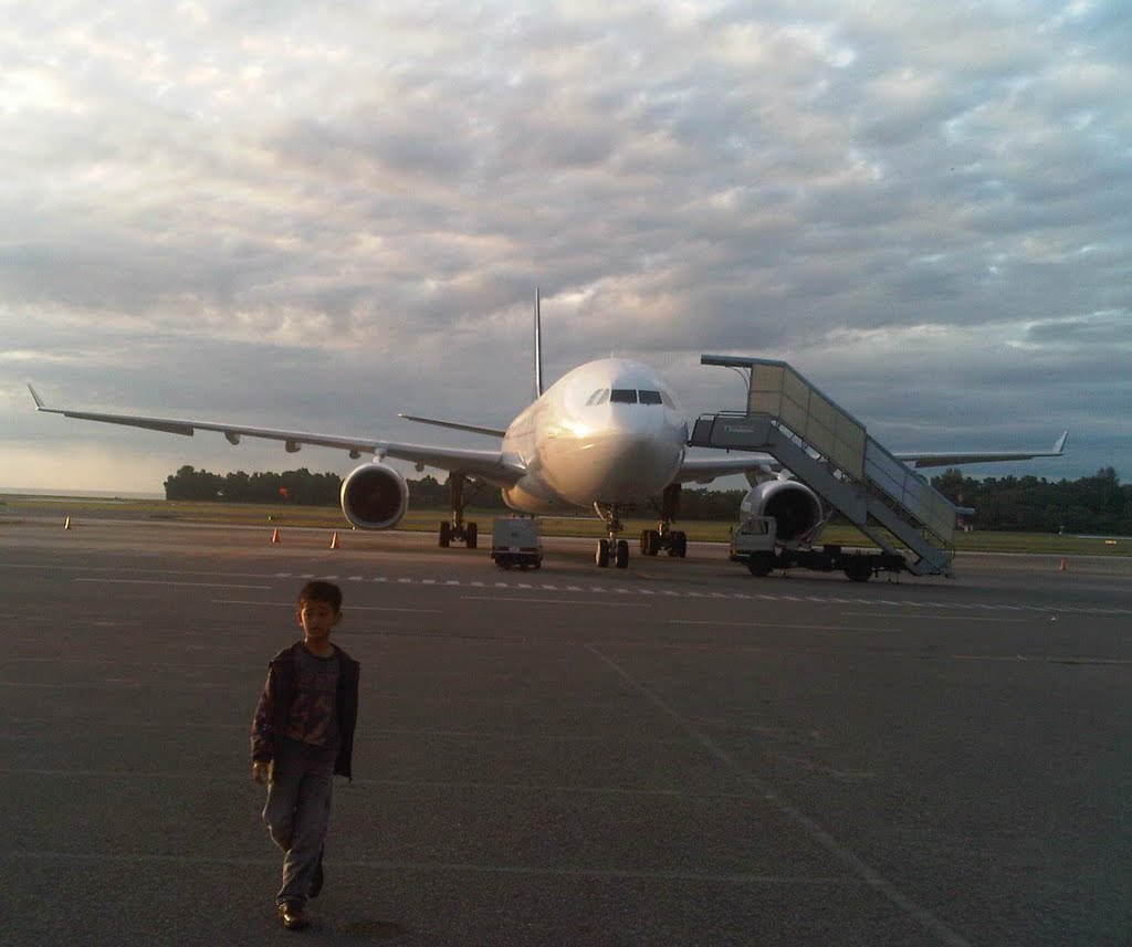 Airbus A330 at Sepinggan Airport, Des 2010 by nanangakmal