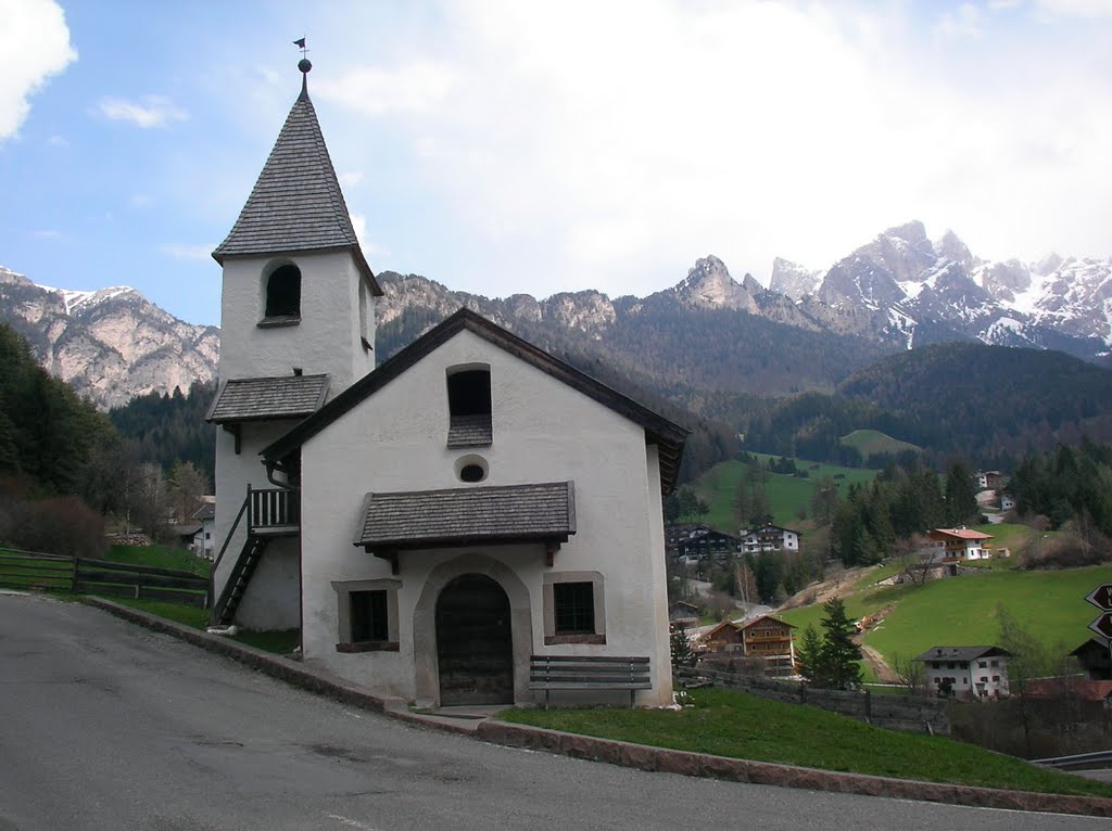 Die Kapelle von St. Cyprian, links rum geht´s zum Thaler Hof by Reinhard Klenke