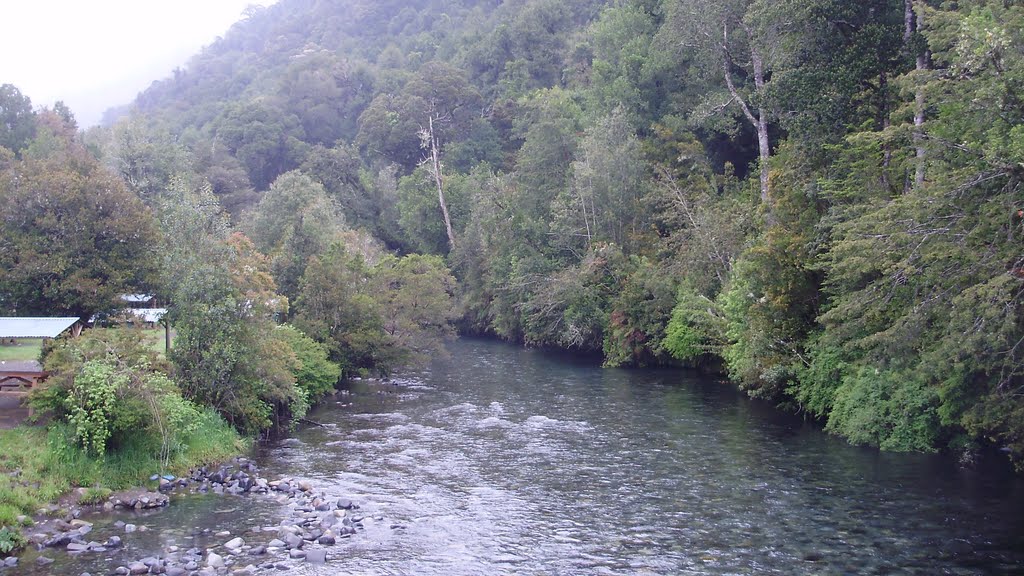 Rio que cruza las termas. by Luis Manríquez R.