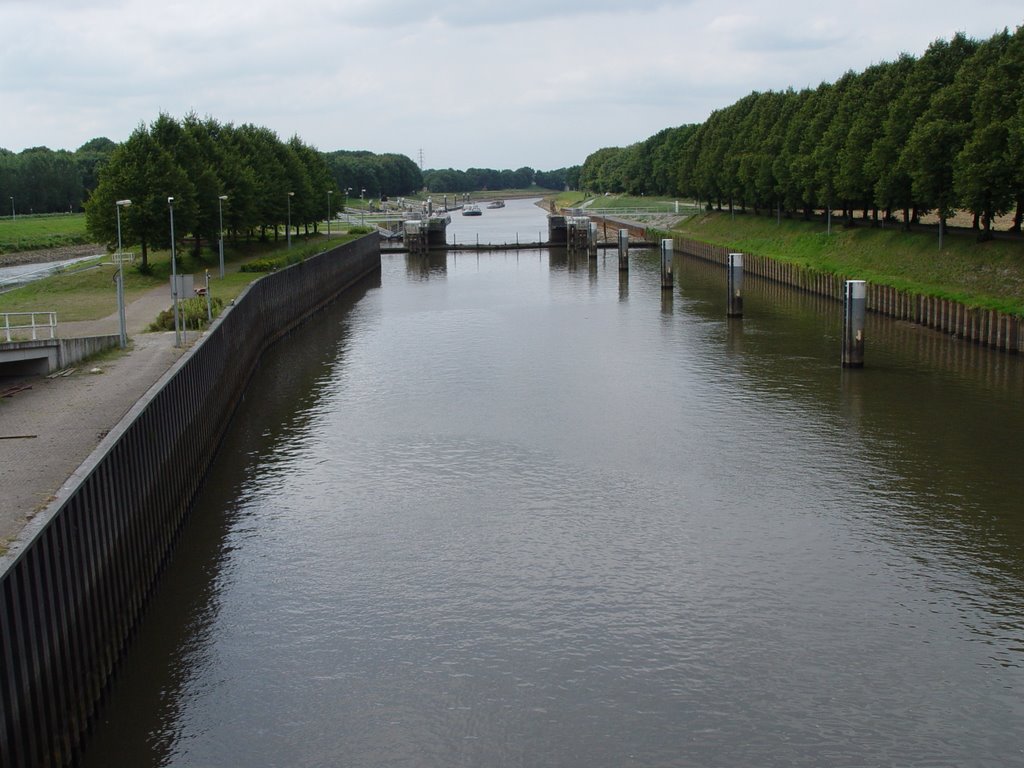 Laagwatersluis in werking, Sluis Eefde, Twentekanaal by www.binnenvaartinbeeld.com