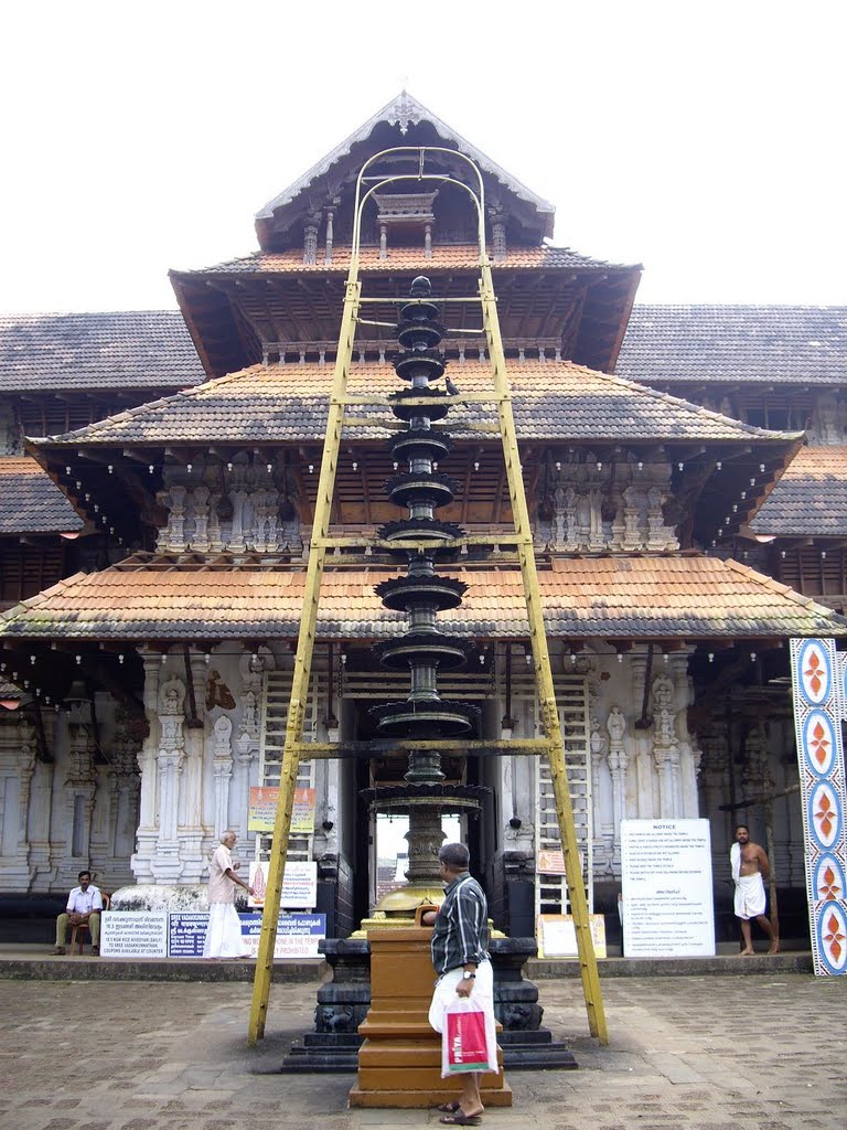 Kuruppam, Thekkinkadu Maidan, Thrissur, Kerala, India by Bernhard Hiller