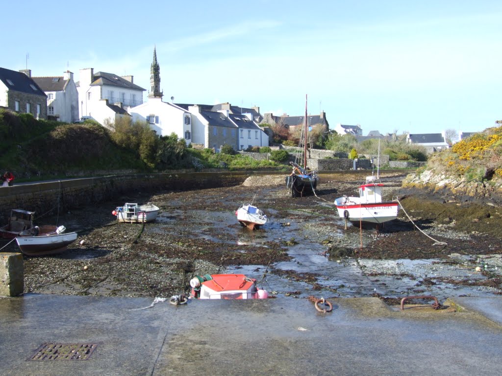 Port de lampaul by Robert Scuvee