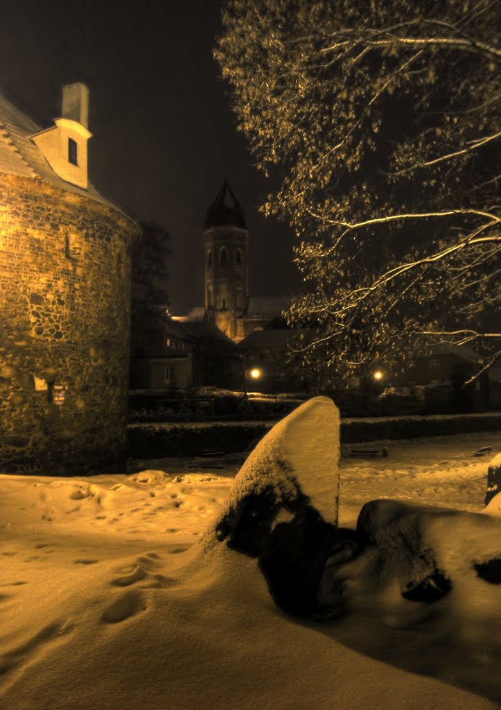 Fragment baszty i kościół w tle nocą by Marcin Chara