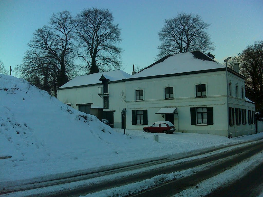 Korbeek-Lo, landschap in de sneeuw vanaf de spoorwegbrug in de Bierbeekstraat. by dominiektruyers