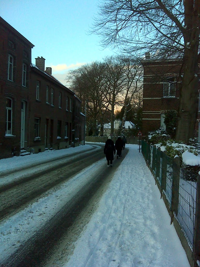 Korbeek-Lo, Bierbeekstraat in de sneeuw vanaf spoorwegbrug richting Buurthuis. by dominiektruyers