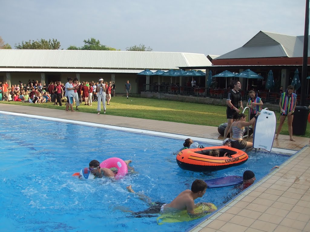 Schüler der "Afrikaaner-Gemeinde" von Tsumeb im Kupferquelle Resort, 29.10.10 by Wolfgang Hanko