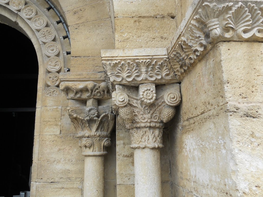 Detalle de la fachada de Santa María de Porqueres by Jmmontesr