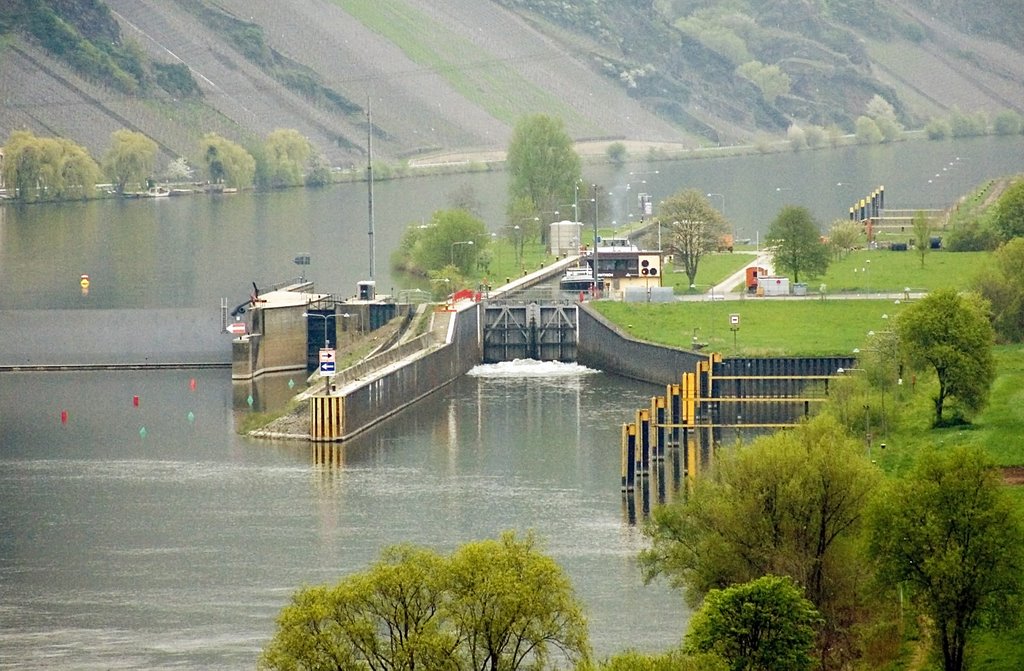 Schleuse Wintrich, Mosel by www.binnenvaartinbeeld.com