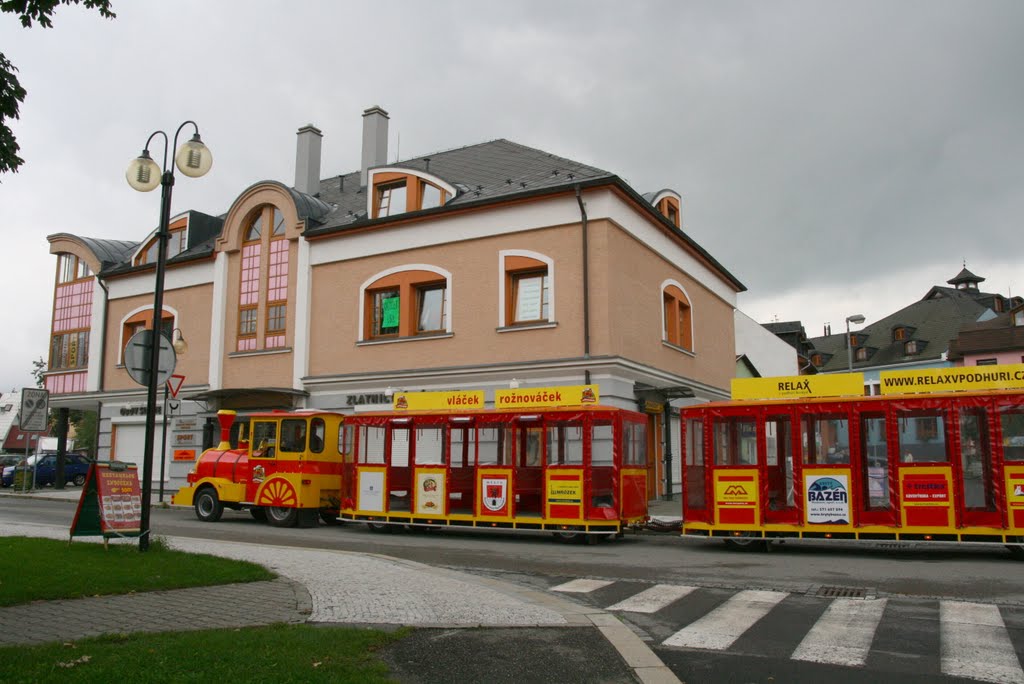 Rožnov pod Radhoštěm - vláček Rožnováček na ul. Palackého by FotoMor