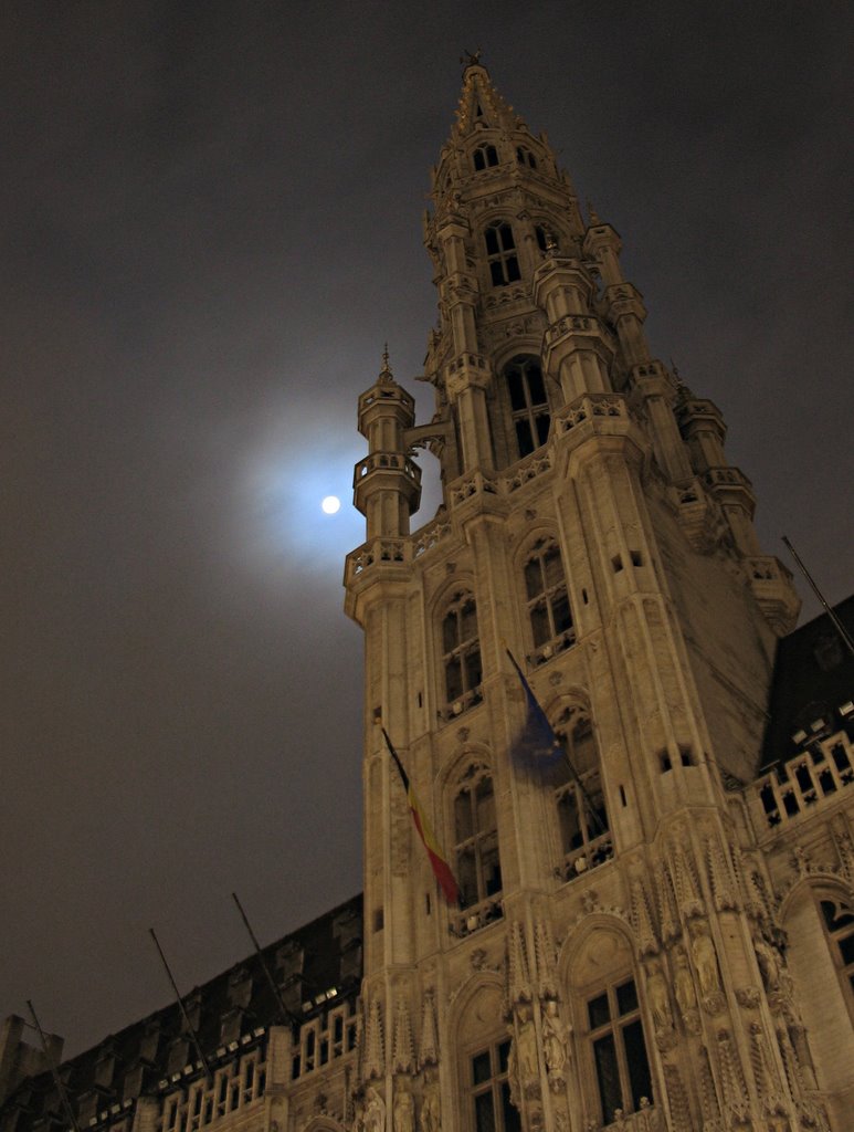 Moon over the town hall - Bruxelles by Massimiliano DC