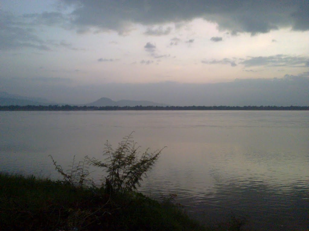 Pakse, Mekong River by marhas marhas